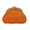 ψάθινη τσάντα κλατς με ξύλινο κλείσιμο σε πορτοκαλί