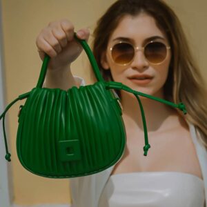 τσάντα χιαστί ανάγλυφη μονόχρωμη σε πράσινο χρώμα
