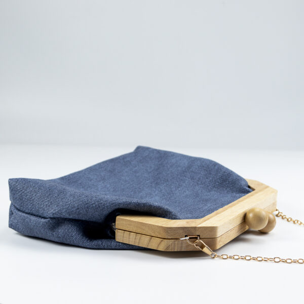 τσάντα clutch denim μπλε με ξύλινο κούμπωμα