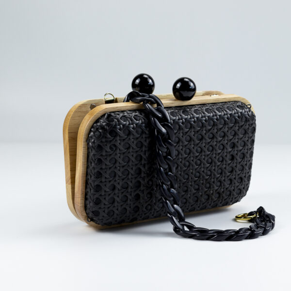 τσάντα clutch με ξύλινη λεπτομέρεια και vintage κούμπωμα μαύρη ψάθινη