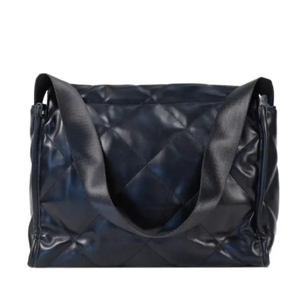 τσάντα ώμου χιαστί καπιτονέ με υφασμάτινους ιμάντες σε μαύρο χρώμα