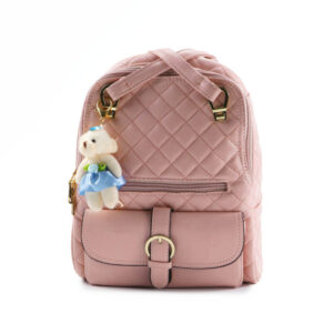 τσάντα πλάτης καπιτονέ με μπρελόκ σε ροζ χρώμα